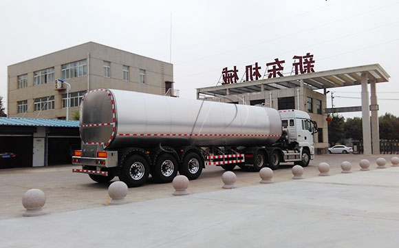 半挂鲜奶保温运输车