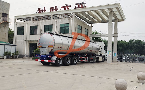 半挂<a href=http://ngc.xdqj.com/ target=_blank class=infotextkey>鲜奶运输车</a>